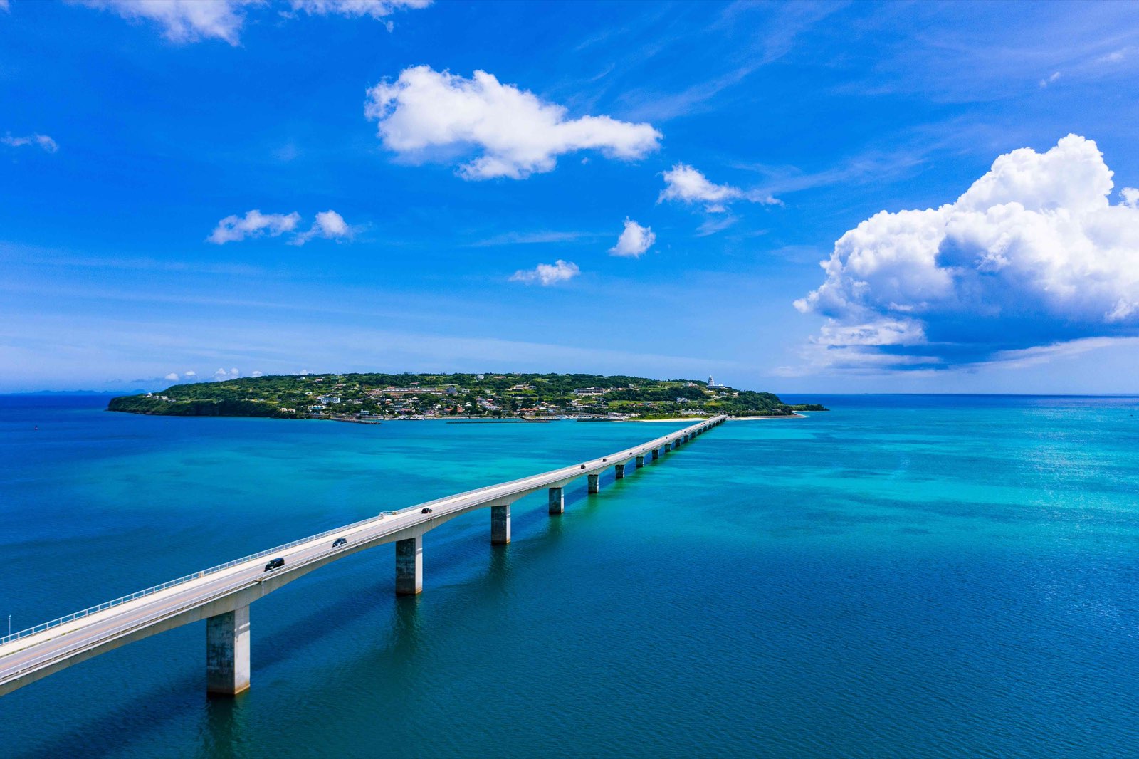 沖縄の美しい海と橋